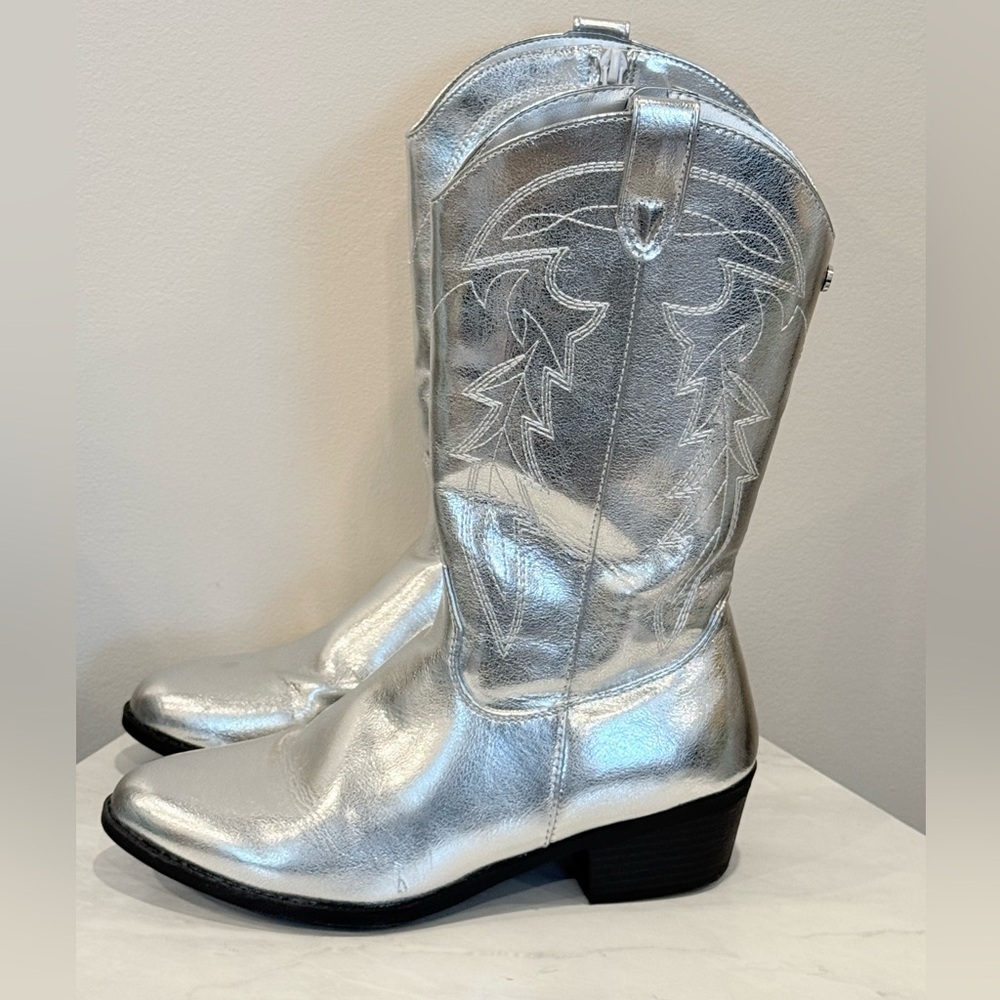 🔥Madden NYC Women’s Cow boots Silver Size 5 EUC🔥